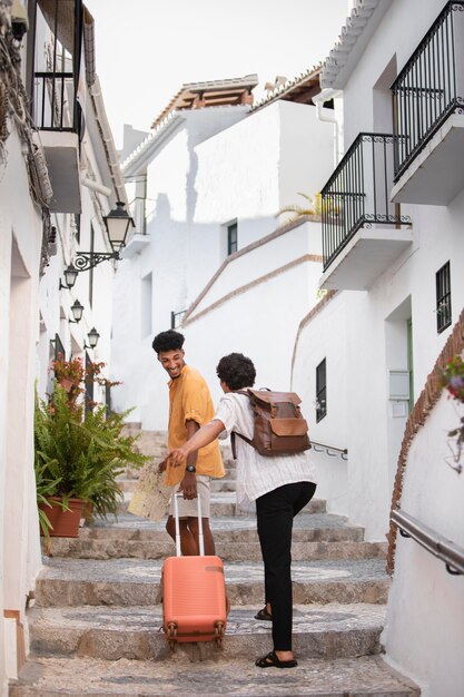 Amigos viajando e descobrindo novos lugares