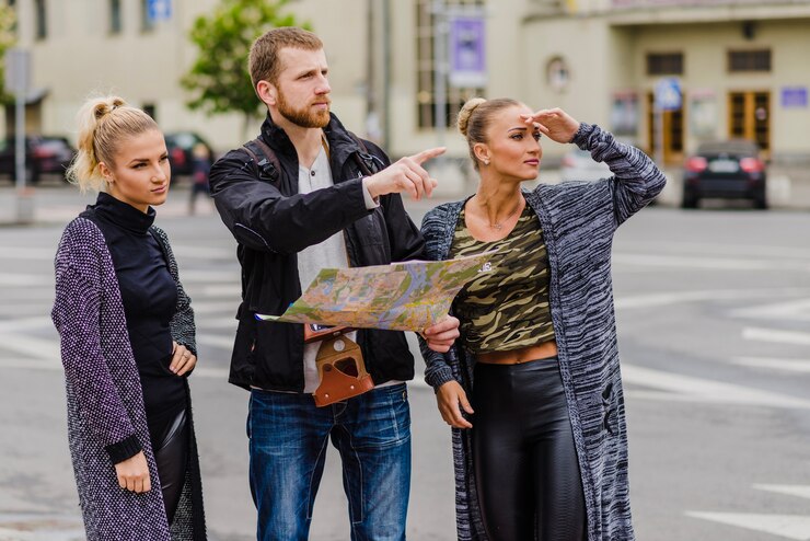 Foto grátis amigos viajando e navegando com o mapa