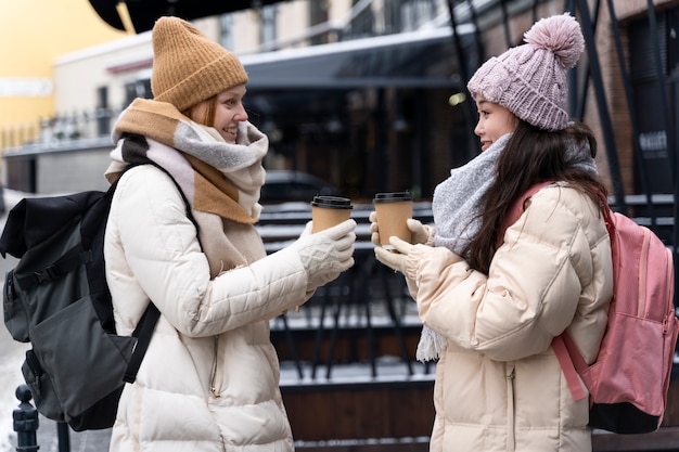 Foto grátis amigos viajando juntos no inverno