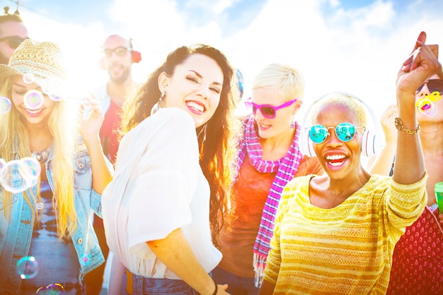 Amizade dança bonding praia conceito alegria de felicidade