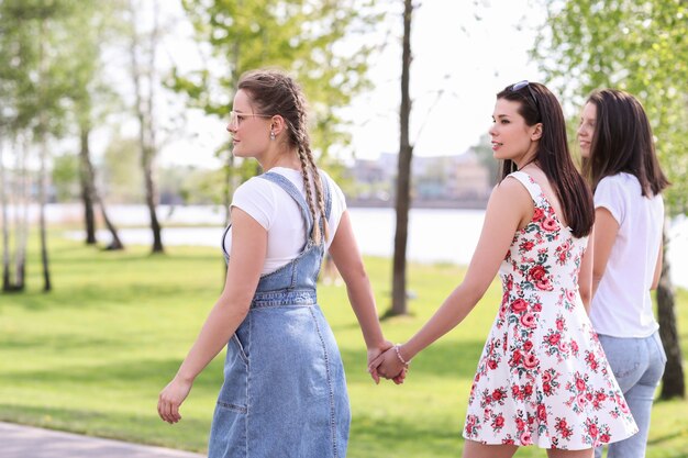 Amizade. Mulheres no parque durante o dia