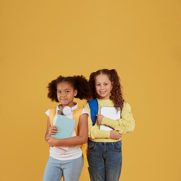 Foto grátis amizade na escola para meninas copiam espaço