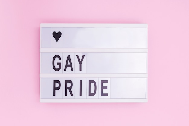 Amo a mensagem de caixa de luz do orgulho gay em fundo rosa