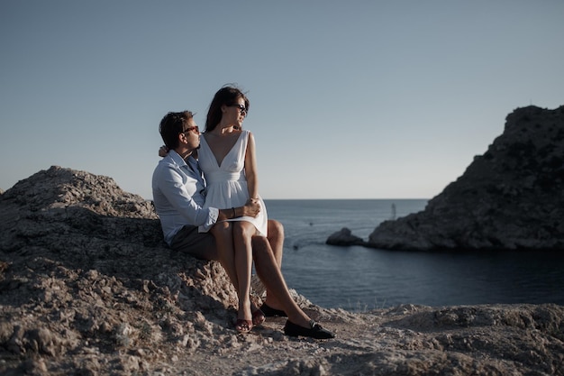 Amo casal de mulher bonita e homem de chapéu ao ar livre