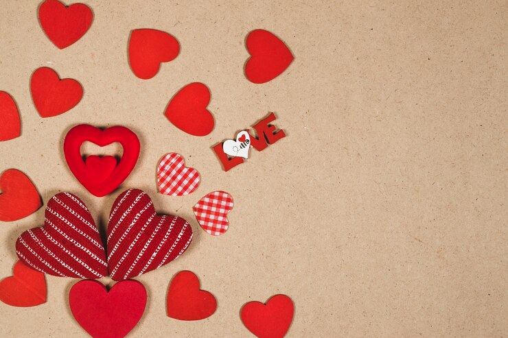 Foto grátis amor escrevendo perto de corações bonitos