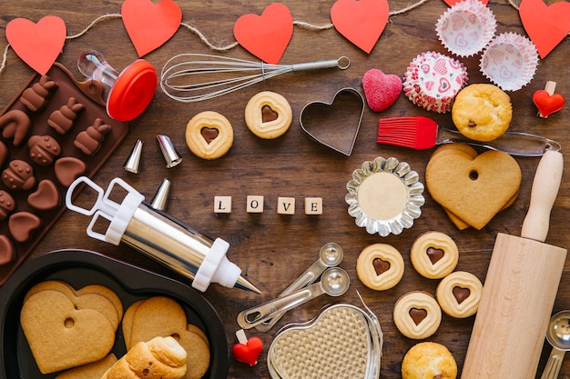 Amor escrito em meio a bakeware e pastelaria