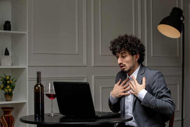 Amor virtual bonitão bonitão de terno com vinho em um encontro de computador à distância apontando para si mesmo