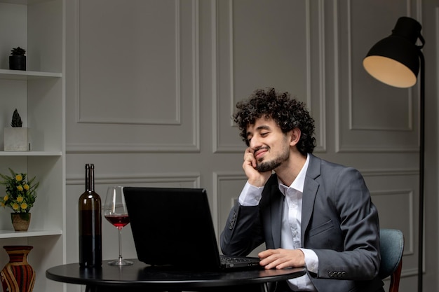 Amor virtual bonitão bonitão de terno com vinho em um encontro de computador à distância flertando sorrindo