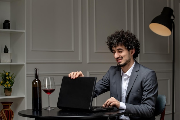 Amor virtual bonitão bonitão de terno com vinho em uma data de computador à distância fechando o computador