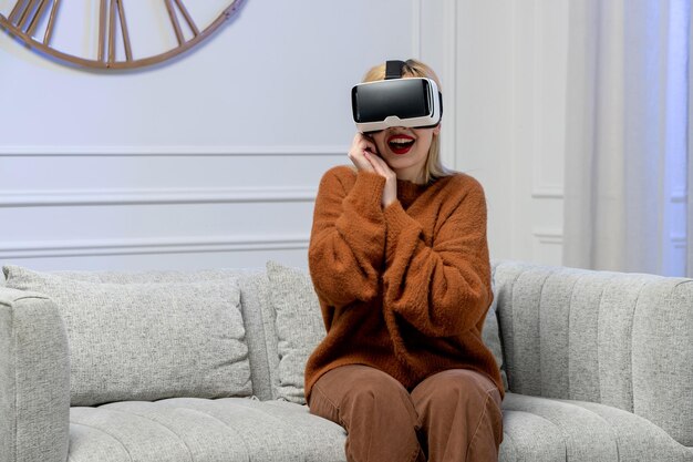 Amor virtual linda jovem loira em suéter aconchegante usando óculos virtuais d segurando o rosto