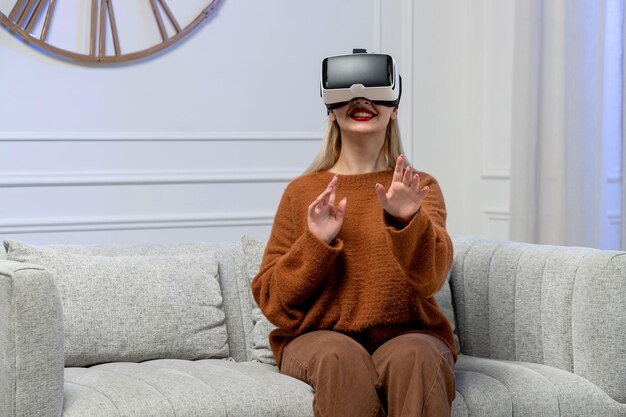 Amor virtual linda jovem loira em suéter aconchegante usando óculos virtuais d