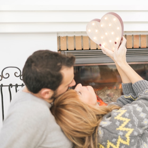 Foto grátis amoroso casal com coração posando em casa