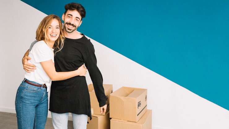 Foto grátis amoroso casal se mudando para apartamento novo