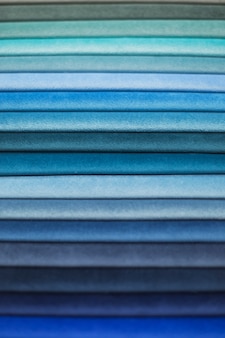 Amostras têxteis para cortinas. amostras de cortina de tom azul pendurado.