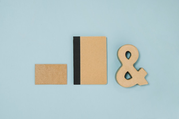 Ampersand perto de notebook e cartão de papel