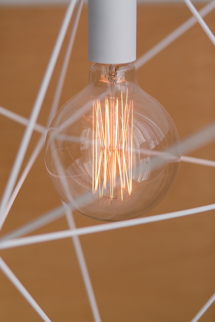 Foto grátis ampola de edison e lâmpada em estilo moderno. lâmpada de lâmpada de tom morno.
