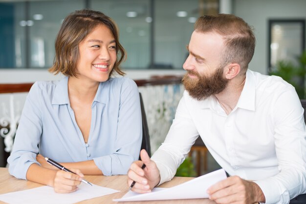 Analistas positivos brincando enquanto verifica relatórios