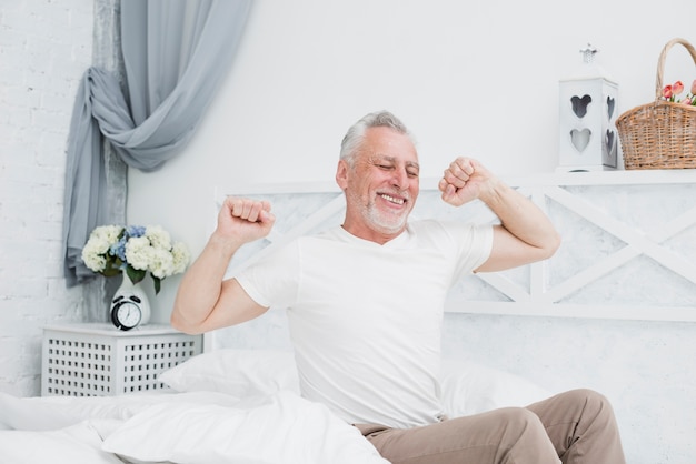 Foto grátis ancião, homem, acordar cama