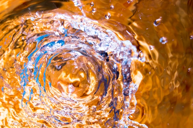 Anéis de água close-up em uma superfície de piscina laranja