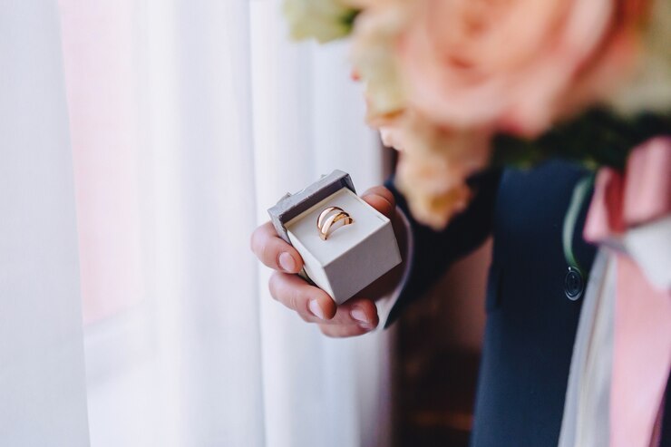 Foto grátis anéis de casamento, celebrações de casamento e acessórios e decorações