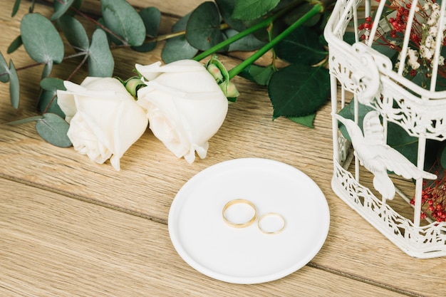 Anéis de casamento com flores