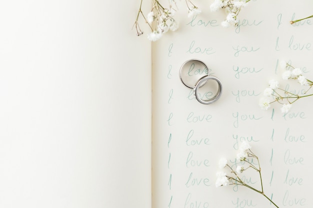 Anéis de casamento com ornamentos