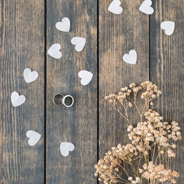 Foto grátis anéis de casamento com ornamentos