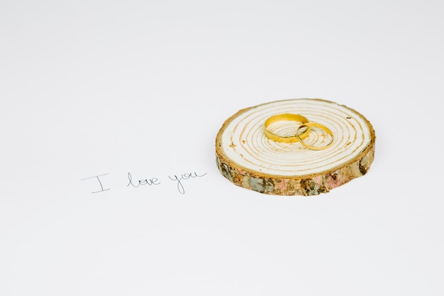 Foto grátis anéis de casamento com uma mensagem romântica