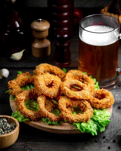 Foto grátis anéis de cebola com caneca de cerveja