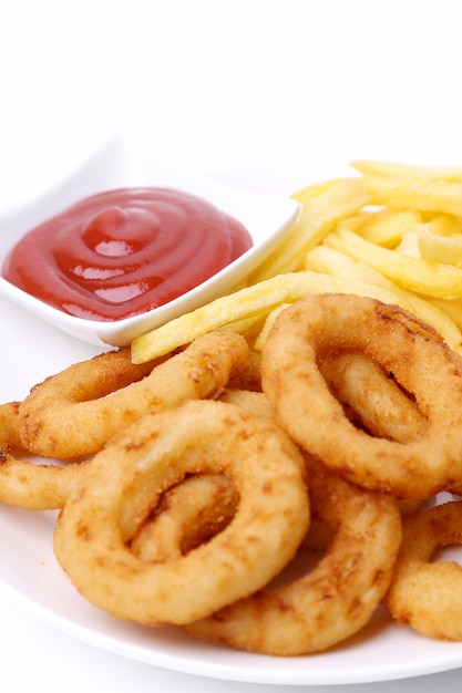 Anéis de cebola e batatas fritas com ketchup