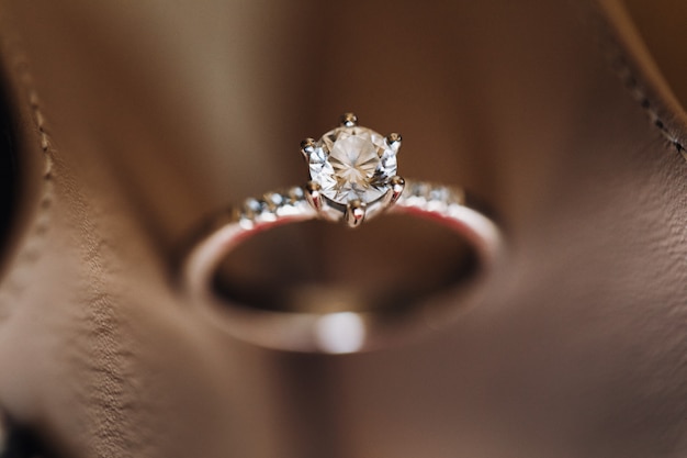 Foto grátis anel de noivado com um diamante