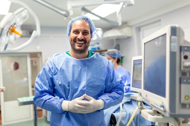 Anestesista trabalhando na sala de cirurgia usando monitores de verificação de equipamentos de proteção enquanto seda o paciente antes do procedimento cirúrgico no hospital