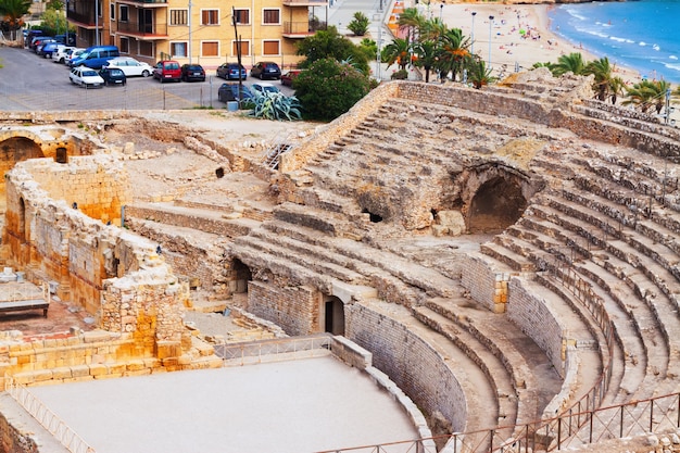 Foto grátis anfiteatro romano no mediterrâneo. tarragona