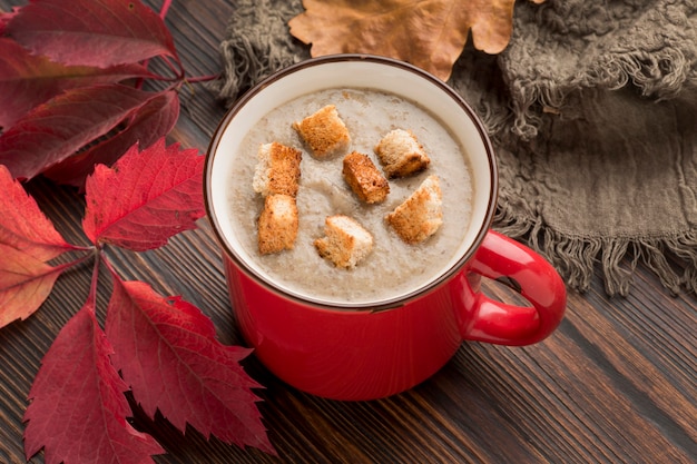 Foto grátis Ângulo alto da sopa de cogumelos de inverno com croutons