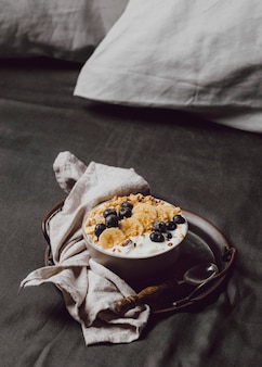 Ângulo alto da tigela de café da manhã com cereais e mirtilos