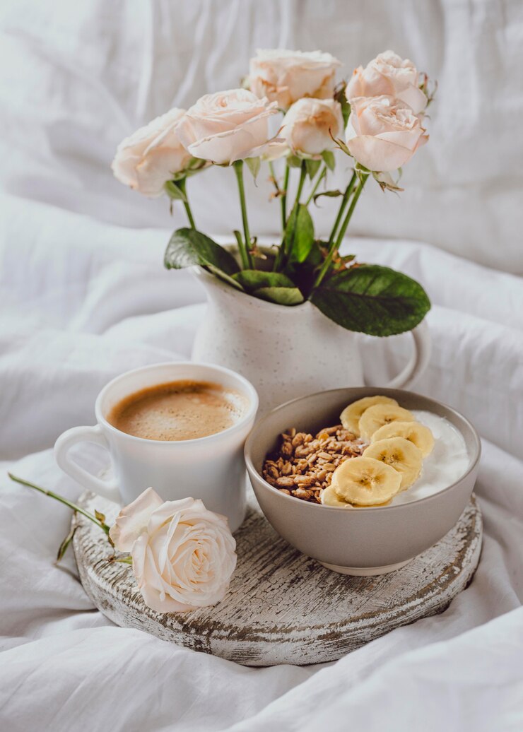 Foto grátis ângulo alto da tigela de café da manhã com rosas