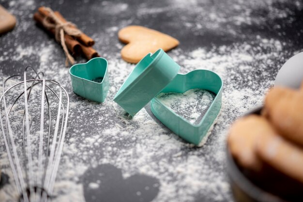 Ángulo alto de biscoitos de Dia dos Namorados e utensílios de cozinha