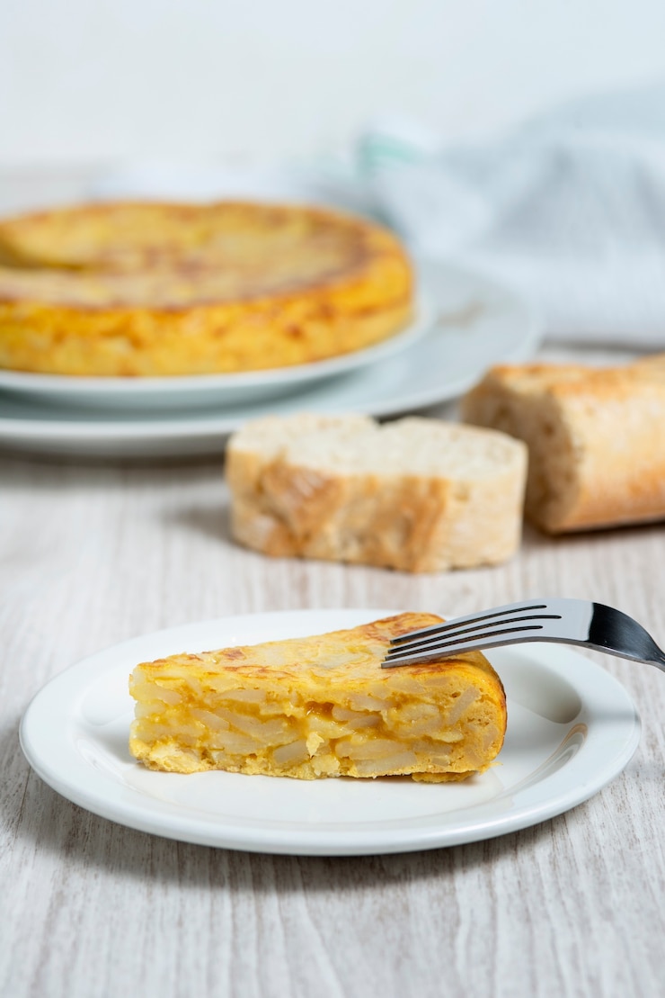 Foto grátis ángulo alto de delicioso prato de tortilha espanhola