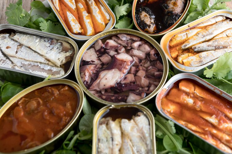Foto grátis ângulo alto de latas de frutos do mar