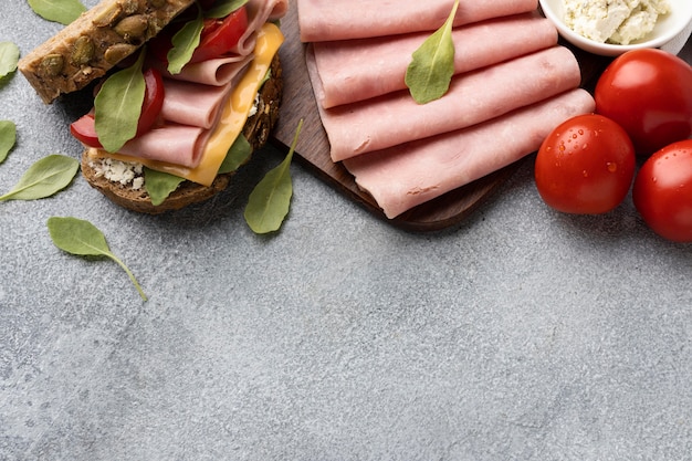 Foto grátis Ângulo alto de tomate e bacon com sanduíche