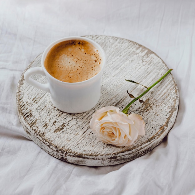 Foto grátis Ângulo alto do café da manhã com rosas