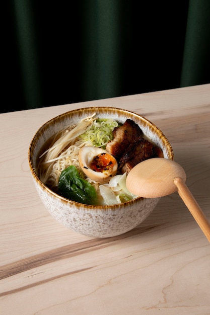 Foto grátis Ângulo alto do delicioso ramen na tigela