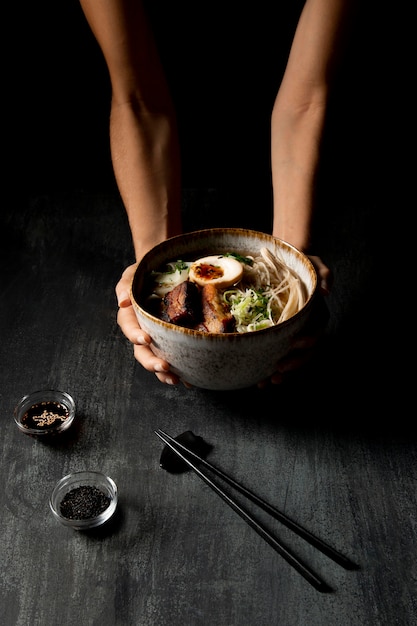 Foto grátis Ângulo alto do delicioso ramen na tigela