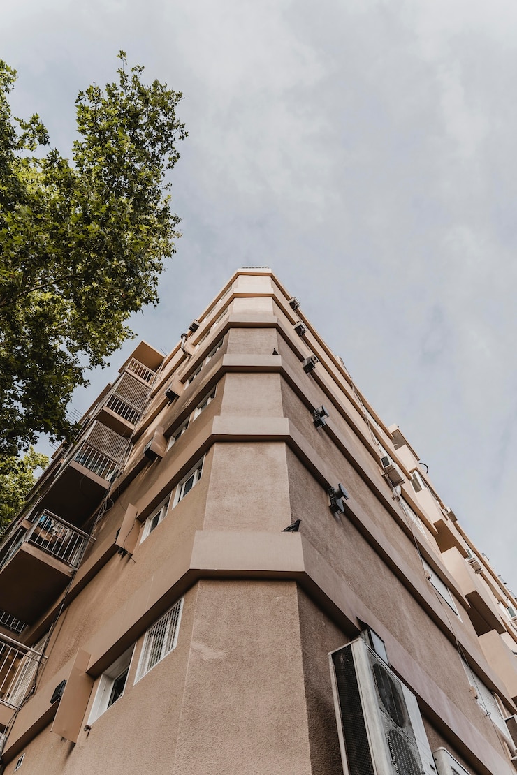 Foto grátis ângulo baixo da estrutura de concreto da cidade