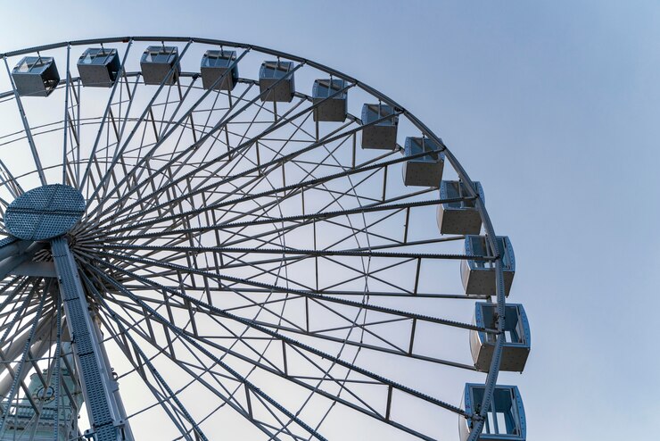Foto grátis ângulo baixo da roda gigante da balsa na cidade