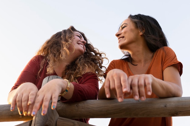 Foto grátis Ângulo baixo de amigos de mulheres ao ar livre