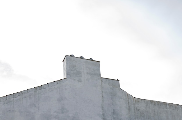 Foto grátis Ângulo baixo de estrutura de construção simples na cidade