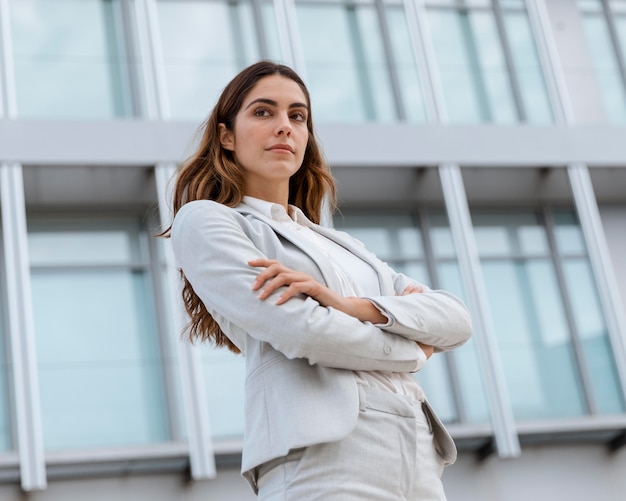 Foto grátis Ângulo baixo de mulher de negócios elegante na cidade