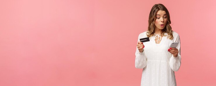 Foto grátis animada e intrigada jovem loira de vestido branco, apresse-se e faça o pedido no site de compras on-line