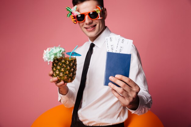 Foto grátis animado feliz jovem empresário com anel de borracha